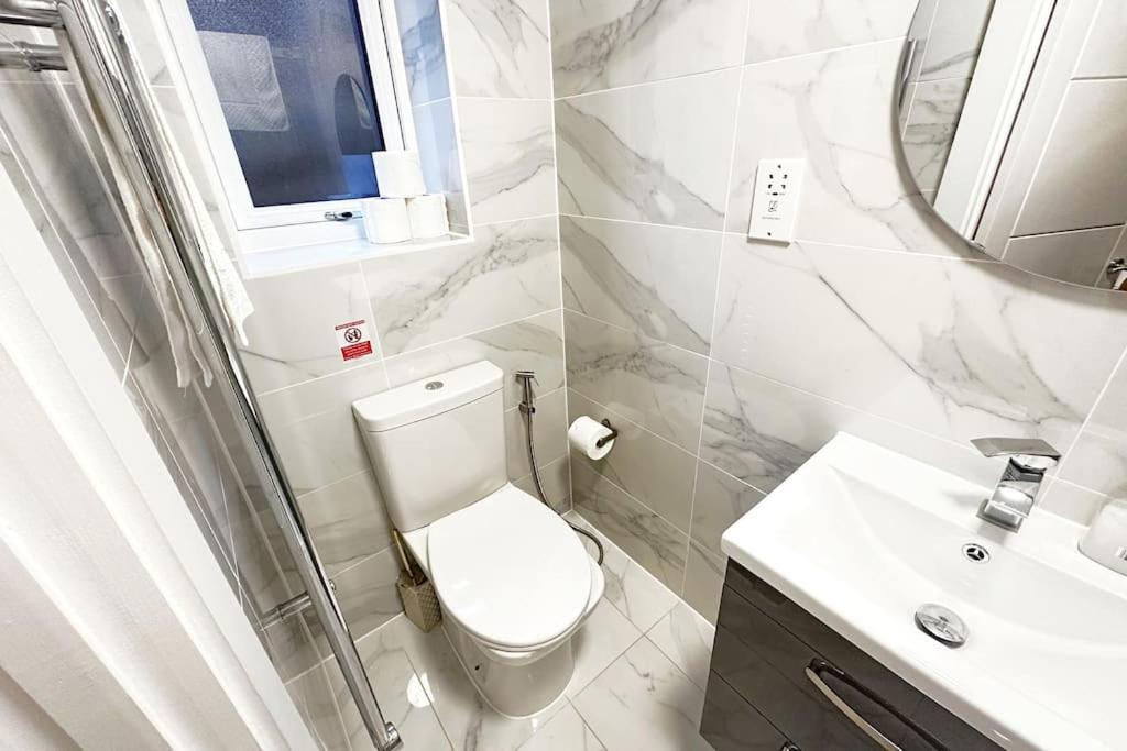 Walnut Flats-F2, 3-Bedroom With Garden & Patio - Ac, Parking, Netflix, Wifi - Close To Oxford, Bicester & Blenheim Palace Luaran gambar