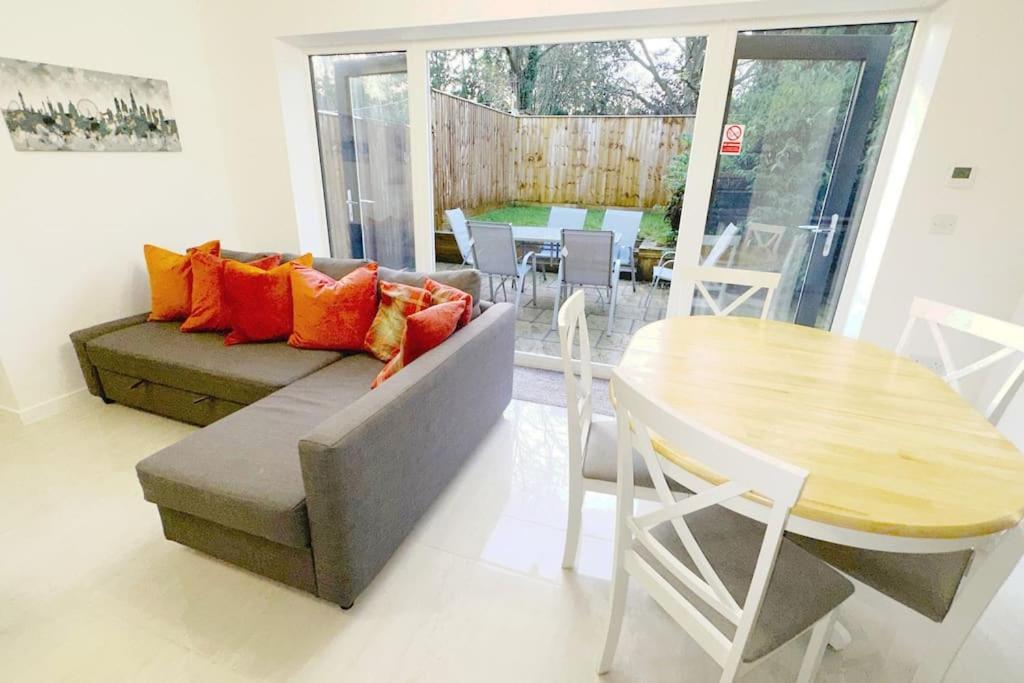 Walnut Flats-F2, 3-Bedroom With Garden & Patio - Ac, Parking, Netflix, Wifi - Close To Oxford, Bicester & Blenheim Palace Luaran gambar