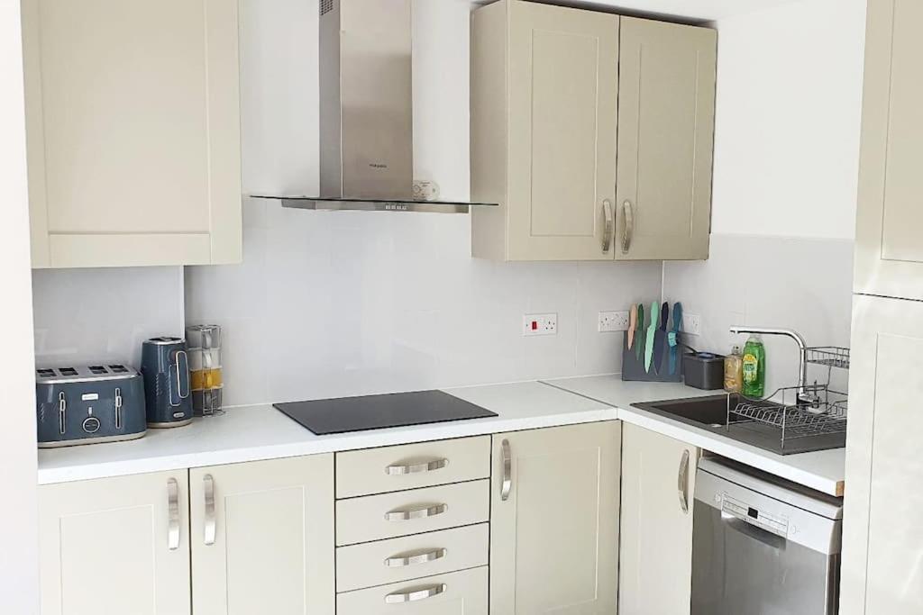 Walnut Flats-F2, 3-Bedroom With Garden & Patio - Ac, Parking, Netflix, Wifi - Close To Oxford, Bicester & Blenheim Palace Luaran gambar