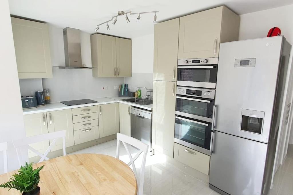 Walnut Flats-F2, 3-Bedroom With Garden & Patio - Ac, Parking, Netflix, Wifi - Close To Oxford, Bicester & Blenheim Palace Luaran gambar
